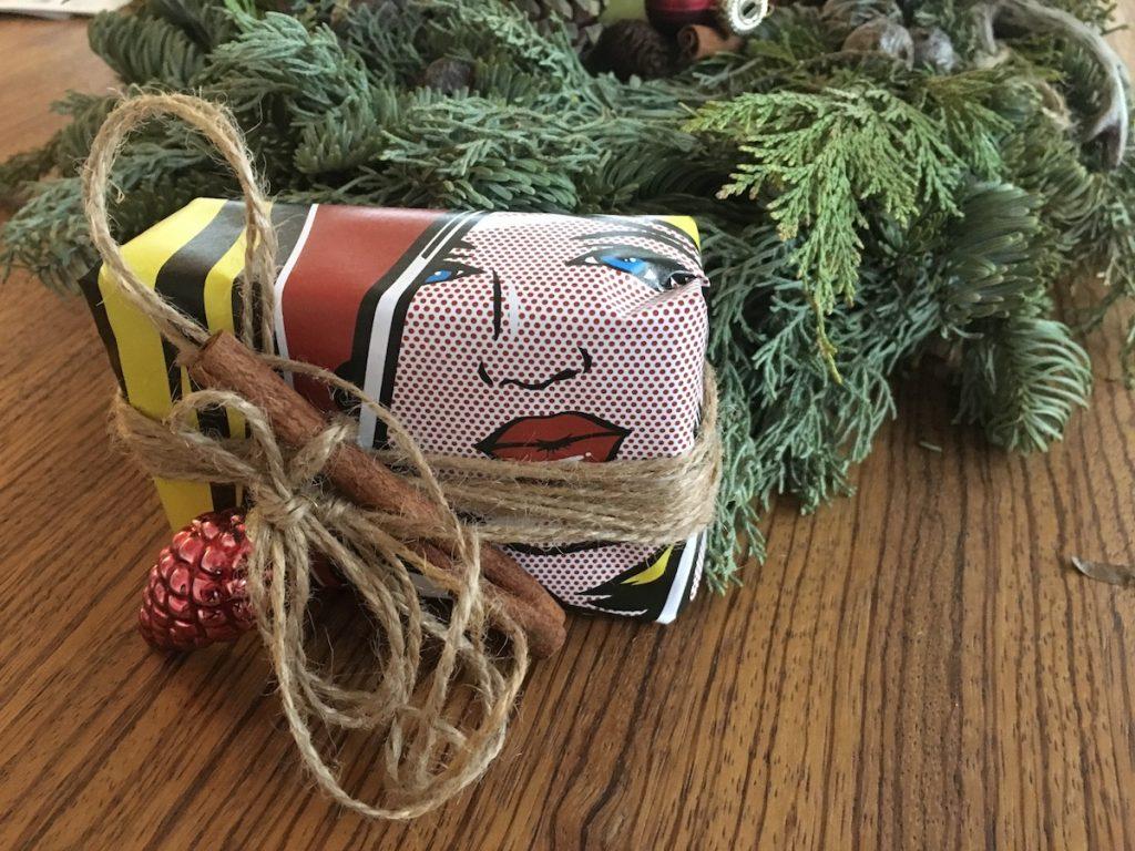 Eine Seite aus einem alten Magazin umfunktioniert als Geschenkpapier. © Green Pearls