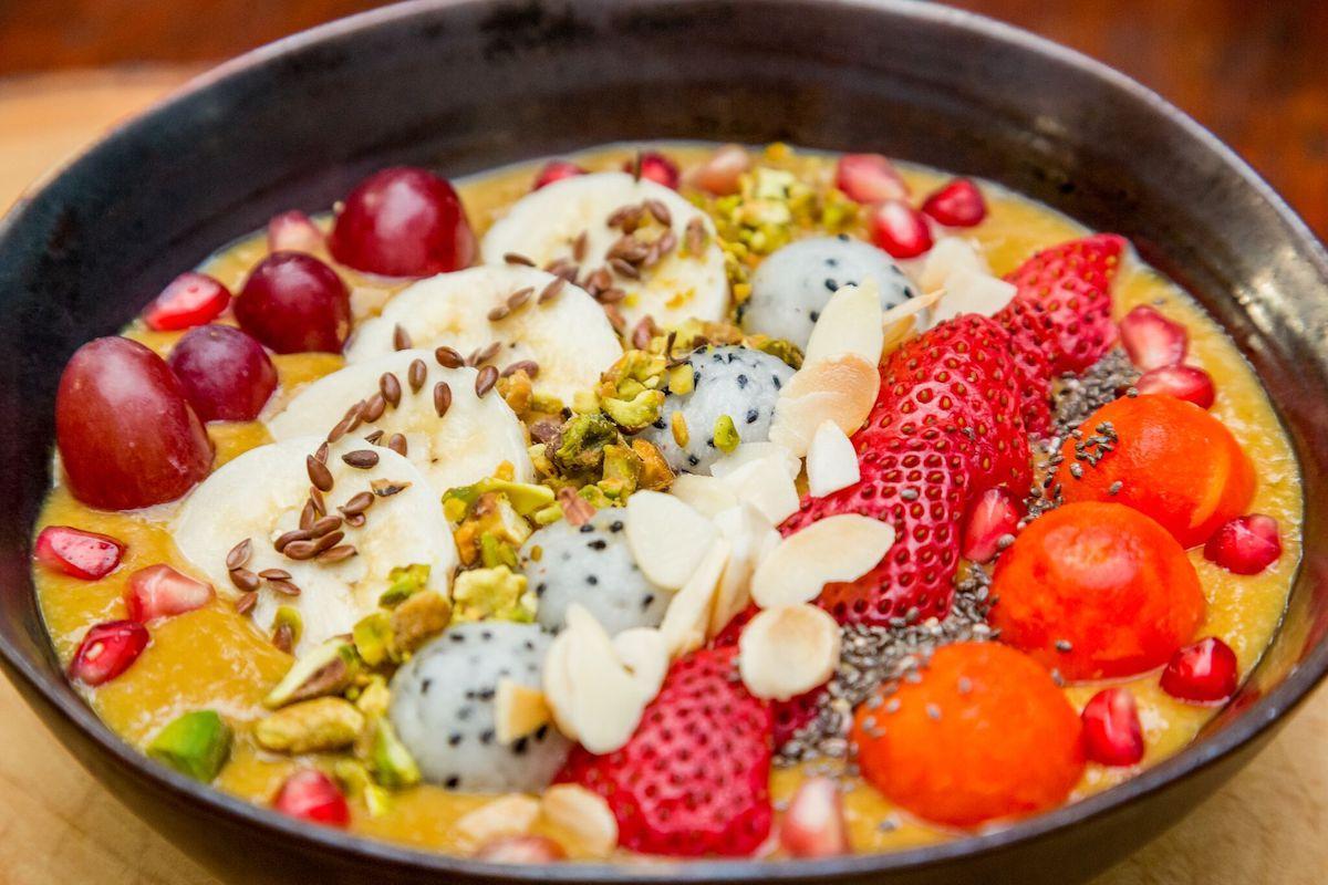 Breakfast smoothie bowl © Keemala