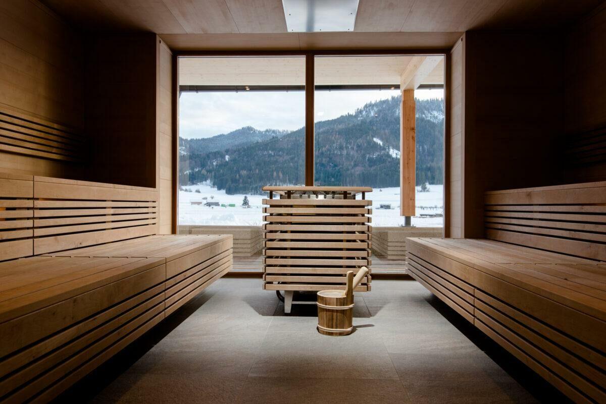 Sauna sauna with a view of the snow-covered landscape. © Genießerhotel Die Forelle