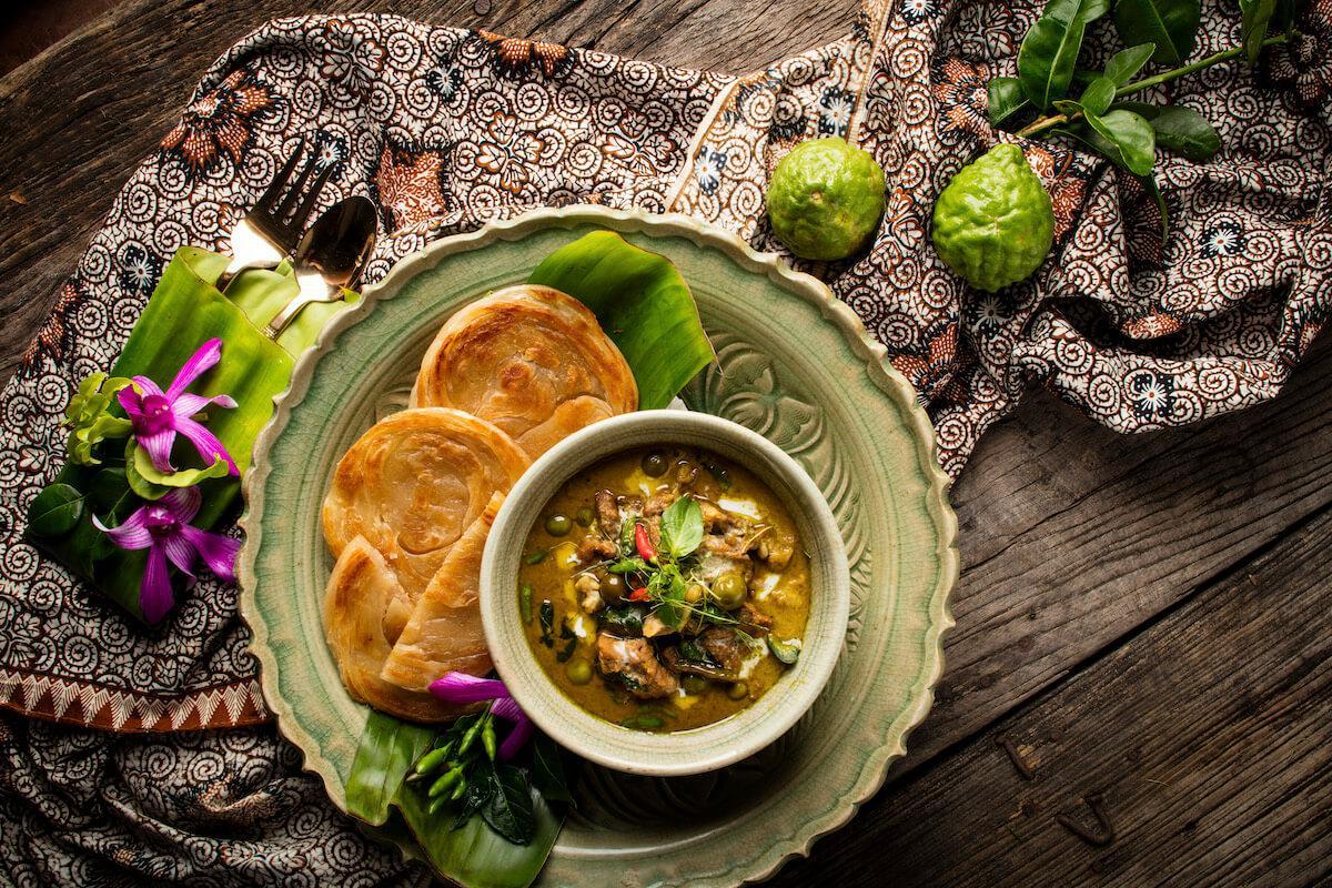 Thai Food-Green Curry Beef in Coconut Milk with Roti © TAT