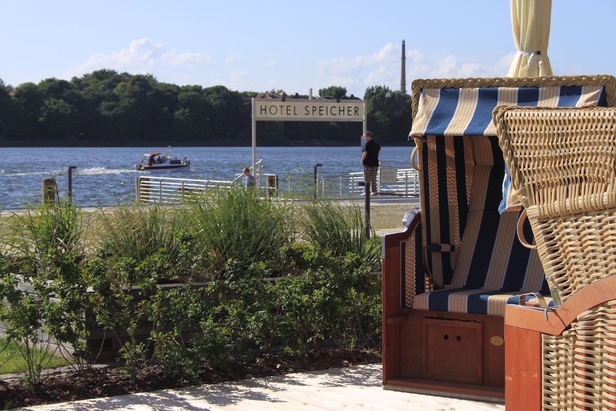 Mit einem Sprung vom hoteleigenen Steg in den Ziegelsee beginnt jeder Tag gut. © Hotel Speicher