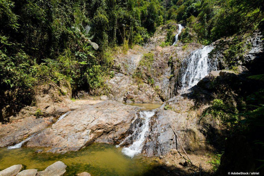 Huai To waterfall in Krabi © AdobeStock / sitriel