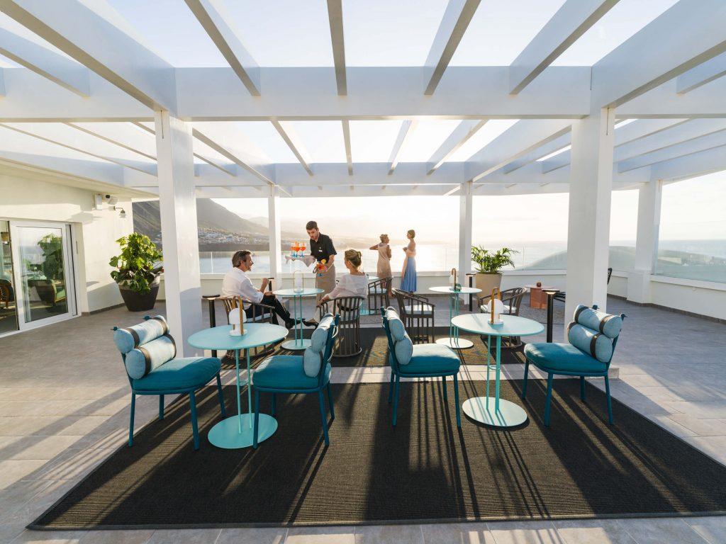 Hotelgäste in der Rooftop Bar Ocean 11 im OCEANO Health Spa Hotel mit Blick auf den Atlantik