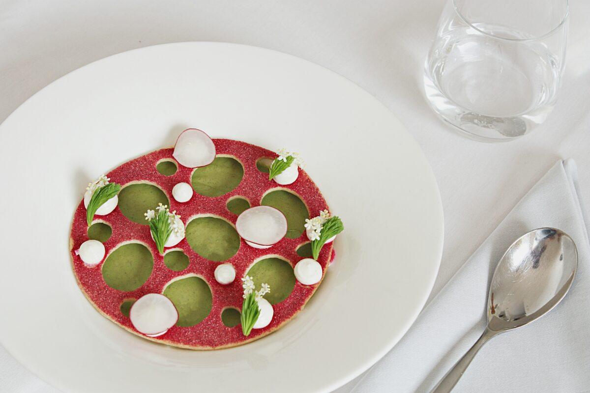 Recipe for asparagus elderflower cream soup from the LA VIMEA