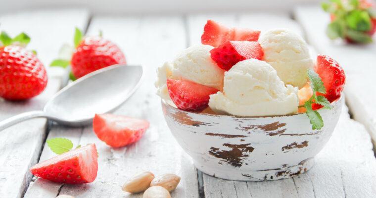 Erdbeereis selbst machen – Vegan oder mit Sahne