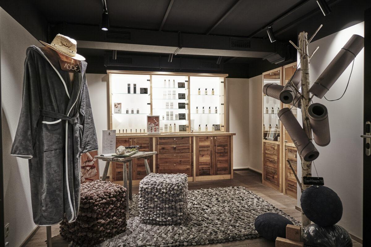A foray into green pearls: sustainable hotel shops