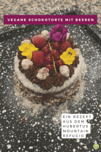 Pinterest Pin für die Vegane Schokotorte vom HUBERTUS MOuntainrefugio. Sie steht auf einnem schwarzen, mit Puderzucker bestäubten Untergrund.