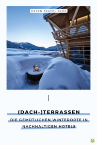 Zu sehen ist auf dem Pin eine Feuerstelle umgeben von meterhohen Schneewänden. Aus diesen wurden Bänke geformt. Im Hintergrund sieht man die Holzarchitektur des Spas. 