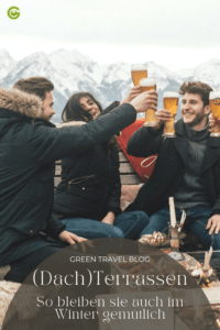 Eine Gruppe junger Menschen stößt mit Biergläsern an und macht fröhliche Gesichter. Sie befinden sich auf der winterlichen Terrasse der Rohrkopfhütte, die zum Hotel Das Rübezahl gehört.