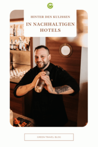 Zu sehen ist der Barkeeper eines nachhaltigen Hotels. Er hält einen Shaker in der Hand und lacht in die Kamera