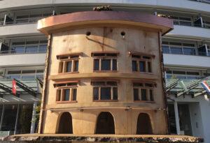 Das Vogelhaus mit 3 Etage sieht so aus wie das Hotel SCHWARZWALD PANORAMA in Bad Herrenalb.