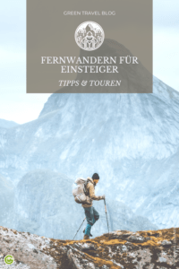 Fernwandern für Einsteiger steht im Titel. Darunter ist ein Bild eines einsamen Wanderers in gelber Jacke und mit Trekkingstöcken zu sehen. Er trägt einen Rucksack und scheint auf einem Grat zu laufen. im Hintergrund sind Berge zu sehen. 