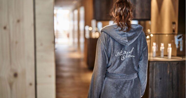 Bathrobe Trends 2024 – A look at the spa robes of international sustainable hotels