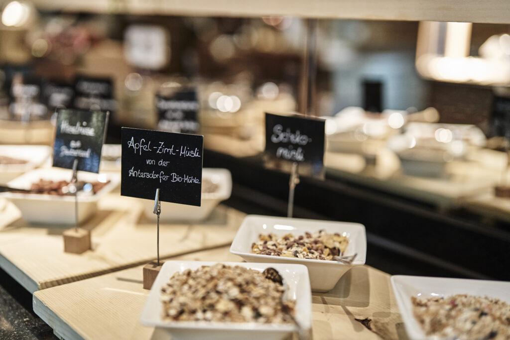Nachhaltiges Frühstücksbuffet im nachhaltigen Wellnesshotel HUBERTUS Mountain Refugio
