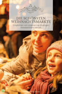 Mutter und Tochter schauen sich mit strahlenden Augen einen Weihnachtsmarktstand an | SCHWARZWALD PANORAMA
