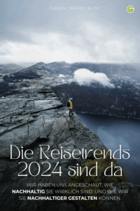 Eine Person steht auf einer Klippe in Skandinavien. Darunter ist der Text: Reisetrends 2024 und wie wir sie nachhaltig gestalten können