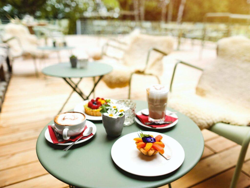 Kaffee und Kuchen auf der Terrasse vom STURM in Mellrichstadt. Sommer Atmosphäre, leichtigkeit, vegane alternativen