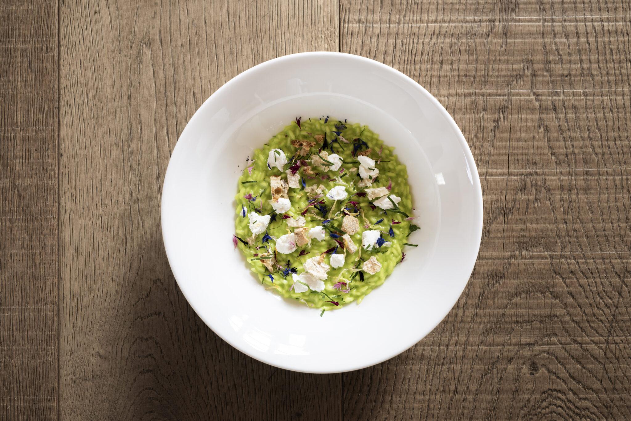 Rezept für Risotto mit Ziegenbutter, Pinienkerncreme, kandierter Zitrone und Bergblüten