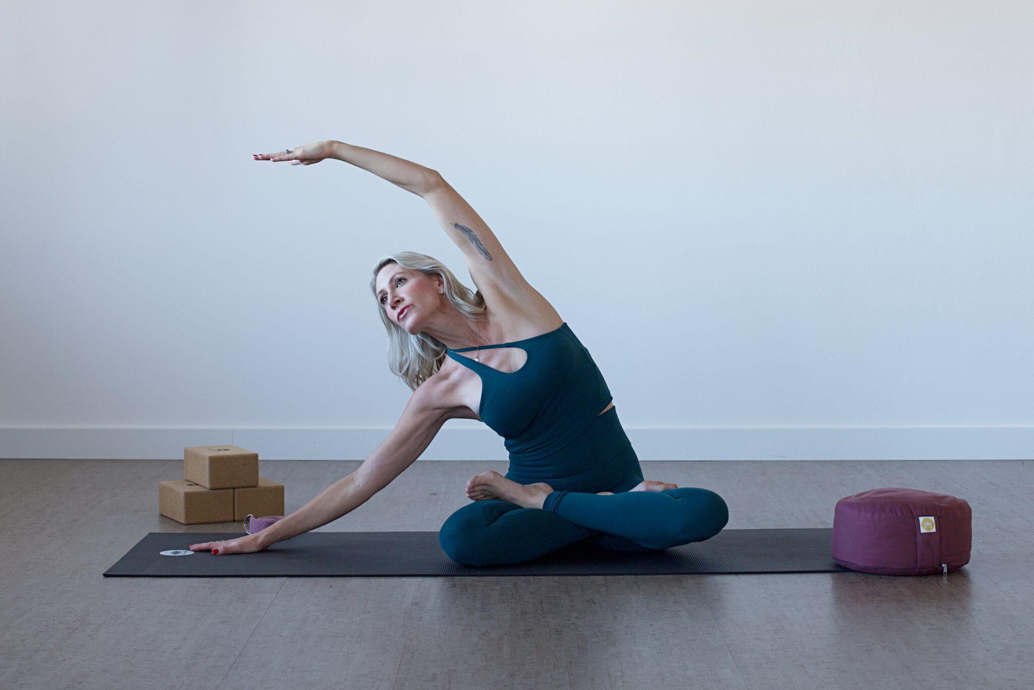 Yoga-Lehrerin und Gastgeberin in einem: Warum diese Verbindung deinen Yoga-Urlaub verändert