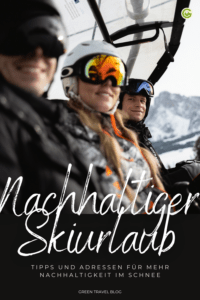 Drei lächelnde Skifahrer in einer Gondel, die Helme und Schutzbrillen tragen. Schneebedeckte Berge im Hintergrund. Textüberlagerung: „Nachhaltiger Ski-Urlaub“. Hell und fröhlich.