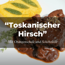 Teller mit toskanischem Hirschfleisch in reichhaltiger Sauce, garniert mit Nüssen. Serviert mit einem Quadrat Polenta, das mit Salbeiblättern belegt ist. Textüberlagerung: „Holen Sie sich das Rezept.“