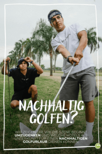 Zwei Männer posieren mit Golfschlägern auf einem grasbewachsenen Platz mit Palmen und strahlen eine lässige Atmosphäre aus. Der Text lautet „Nachhaltiges Golfen?“ und wirbt für umweltfreundliches Golfen.