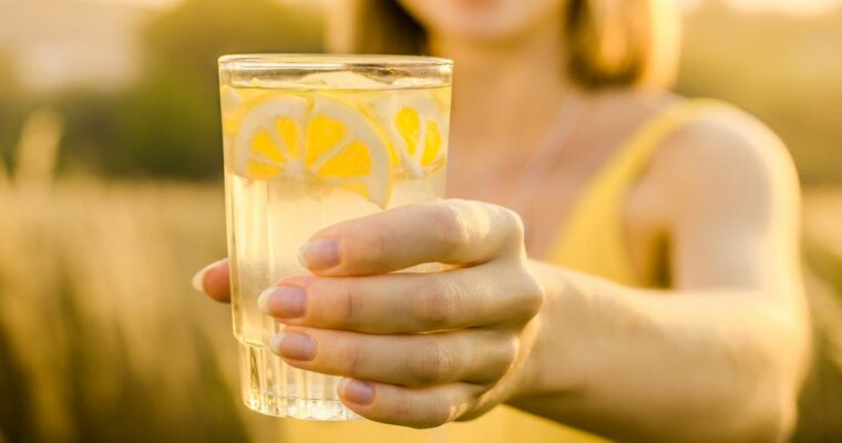 Täglich Zitronenwasser trinken – bringt es das?