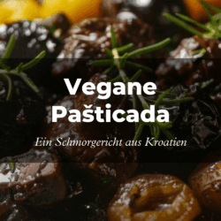 Nahaufnahme eines reichhaltigen, dunklen veganen Pašticada-Eintopfs mit Oliven, gelben Paprikaschoten und Rosmarin. Überlagerungstext: „Vegane Pašticada – ein Eintopfgericht aus Kroatien.“