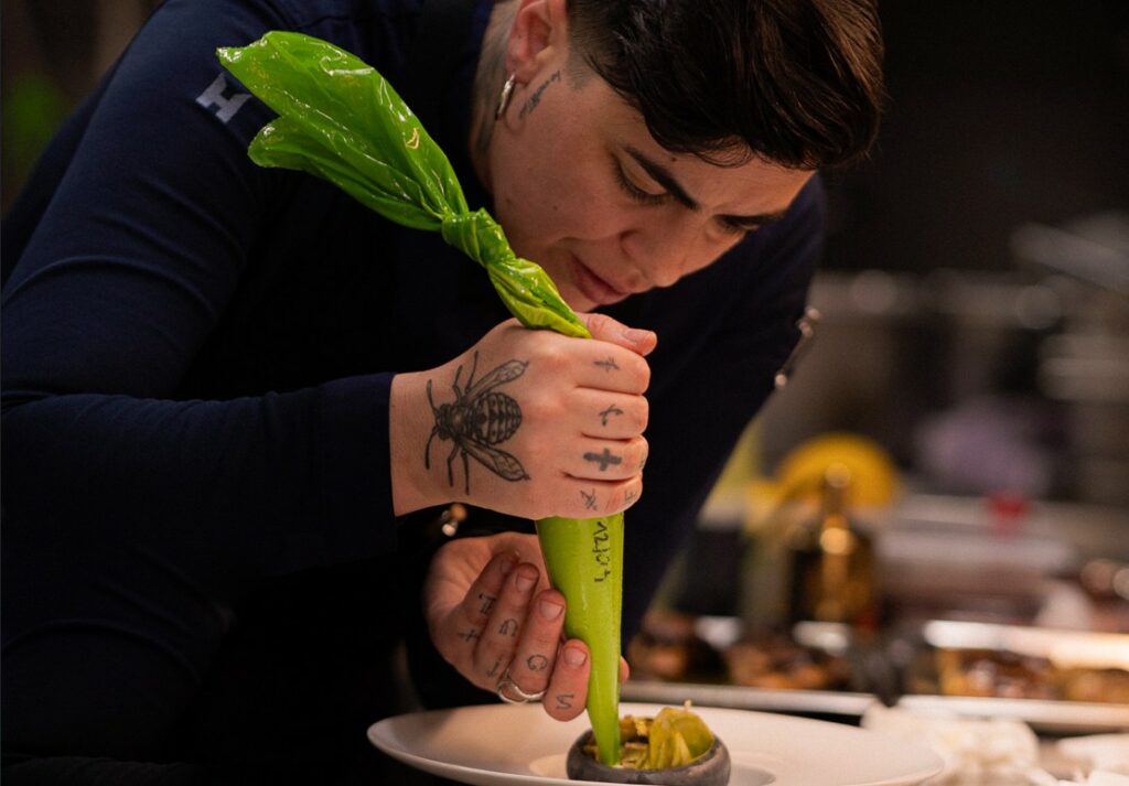 Vegan Chef Aggeliki Charami mit einem Spritzbeutel