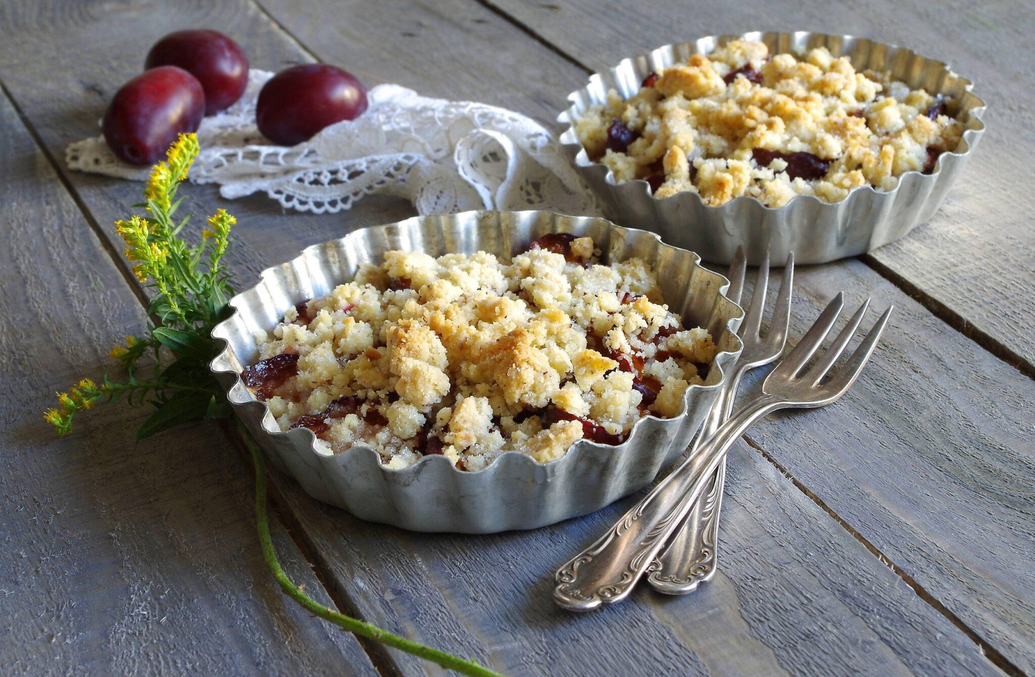 Deutscher Klassiker: Zwetschgen-Crumble Rezept vom SCHWARZWALD PANORAMA