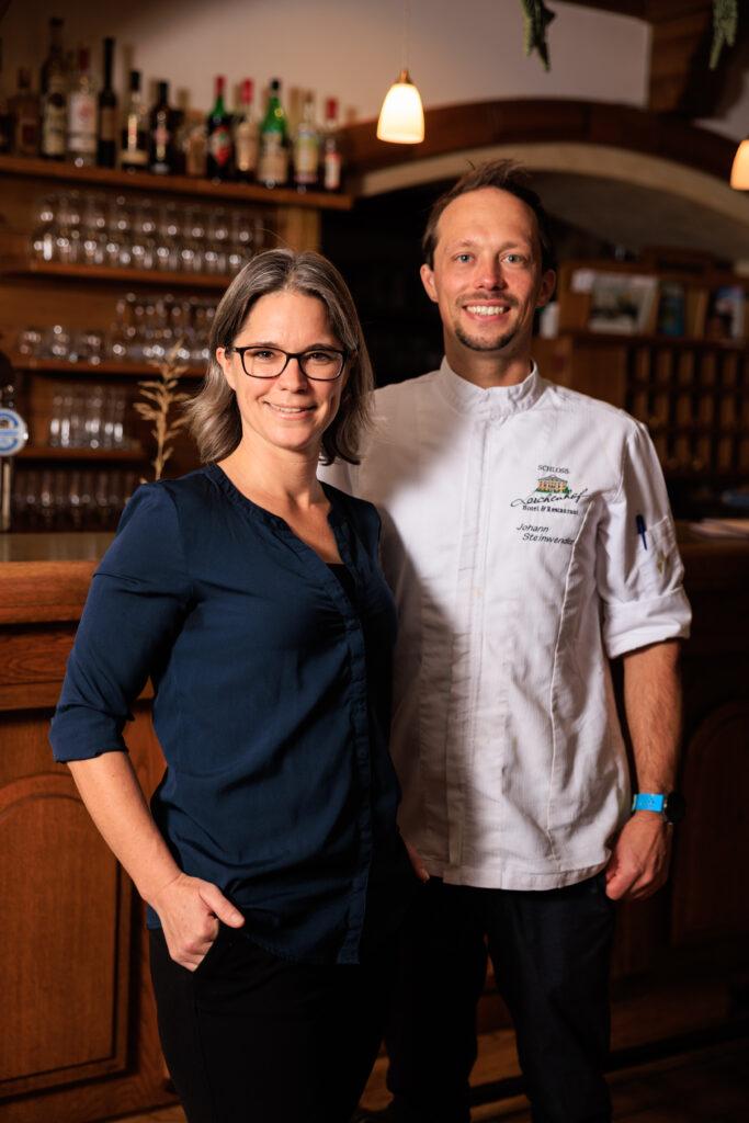 Johann Steinwender und seine Frau Karin an der Bar des nachhaltigen Boutique Hotels Schloss Lerchenhof