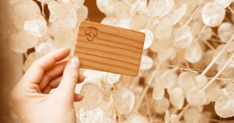Holz statt Plastik: Wie nachhaltig sind Hotelzimmerkarten wirklich?