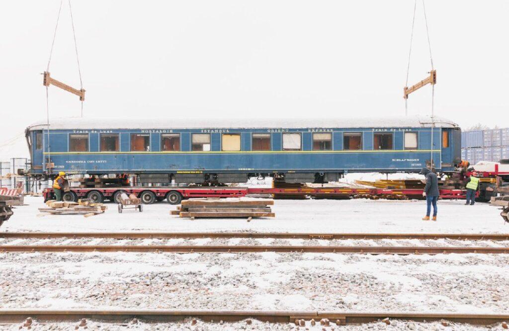 Orient Express historischer Originalwaggon wird in Polen vom Gleis gehoben