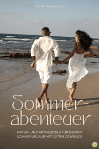 Ein Paar in heller Sommerkleidung läuft barfuß am Strand entlang, hält sich an den Händen und blickt einander an. Im unteren Bereich ist in großer, dekorativer Schrift 'Sommerabenteuer' zu lesen. Darunter folgt in kleinerer Schrift: 'Natur- und Aktivhotels für deinen Sommerurlaub mit gutem Gewissen'.