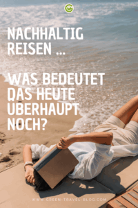 Eine Person liegt entspannt am Strand und hält ein Buch vor das Gesicht. Die Wellen rollen sanft an den Sand. Im oberen Bereich steht in großen, weißen Buchstaben: 'NACHHALTIG REISEN ... WAS BEDEUTET DAS HEUTE ÜBERHAUPT NOCH?'. Das Bild vermittelt eine ruhige, naturnahe Atmosphäre.