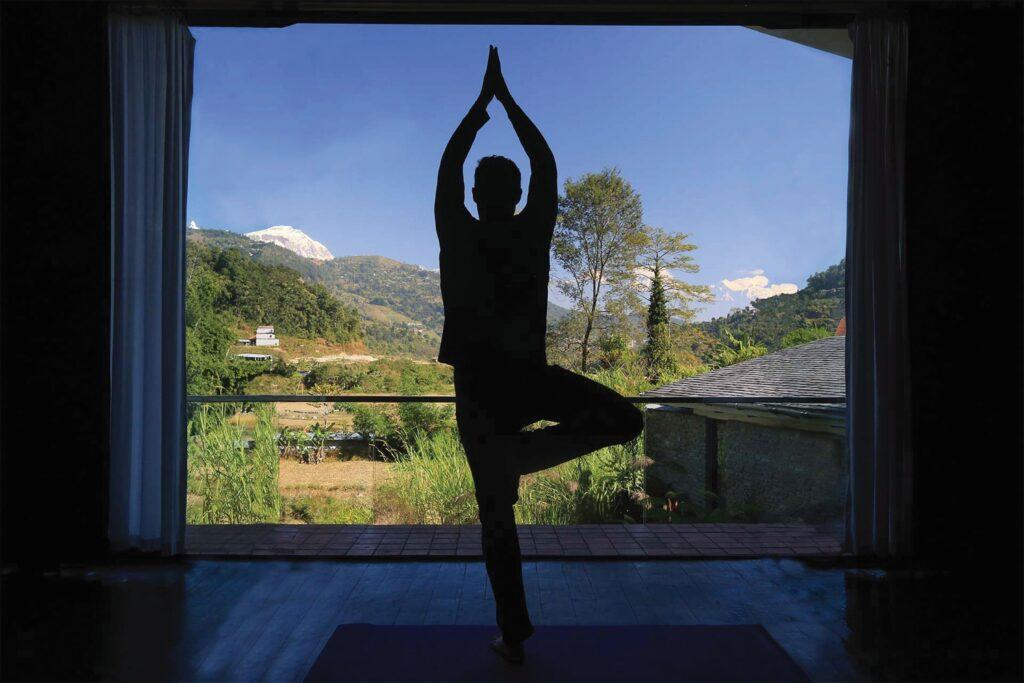 Yogapose mit Blick auf die Annapurna in Nepal