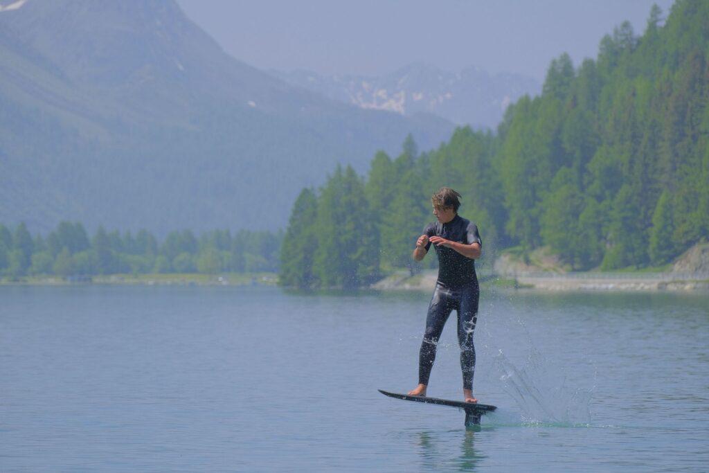 Mann beim eFoiling auf dem See