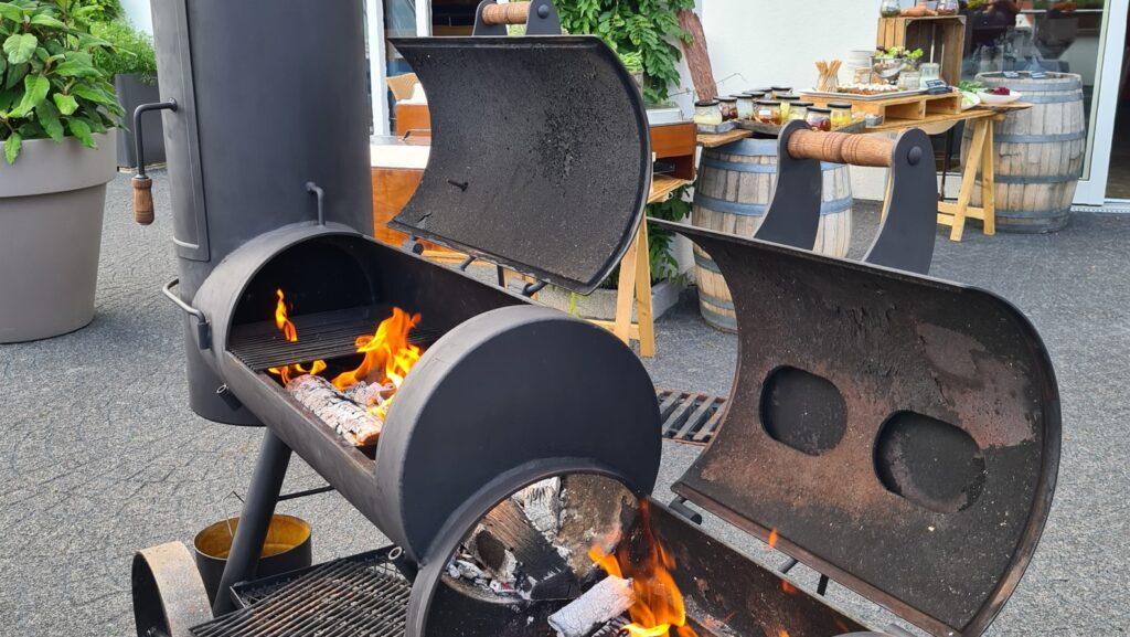 Grillen mit Holzkohle und Smoker draußen auf der Lobby vom Schwarzwald Panorama. Im Hintergrund Zero-Waste Grillzutaten