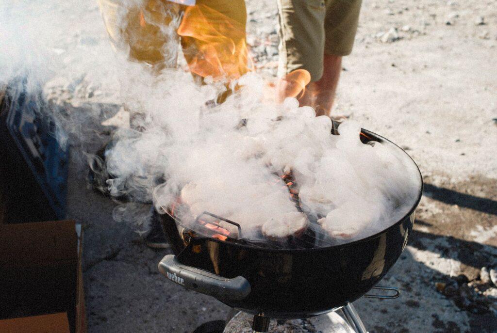 Stark rauchender Kugelgrill