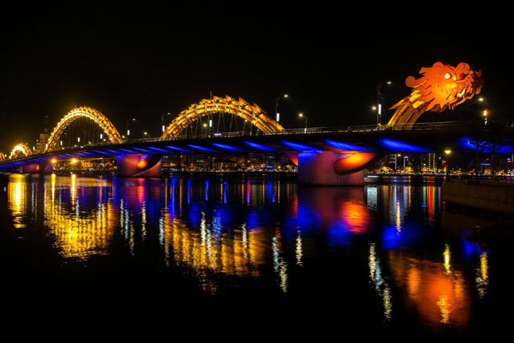 Dragon River Bridge beleuchtet in der Dunkelheit vietnam