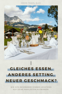 Festlich gedeckter Tisch mit weißen Servietten, Gläsern und kleinen Blumenvasen vor Bergkulisse in nachhaltigerem Hotelgarten