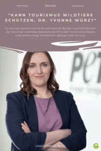 Eine Frau mit schulterlangem, braunem Haar steht mit verschränkten Armen vor einer weißen Wand, auf der groß und unscharf das PETA-Logo zu erkennen ist. Im oberen Bereich befindet sich ein violettes Textfeld mit weißer Schrift, darunter ein kurzer erklärender Text.