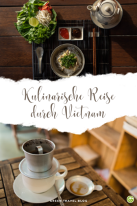 Oben liegt ein vietnamesisches Gericht mit Reisnudeln, Kräutern, Limettenscheibe, Soßen und Essstäbchen auf einem dunklen Tisch, darunter steht der Schriftzug 'Kulinarische Reise durch Vietnam', darunter steht eine traditionelle vietnamesische Kaffeefilterkanne auf einer Tasse mit Untertasse auf einem Holztisch.