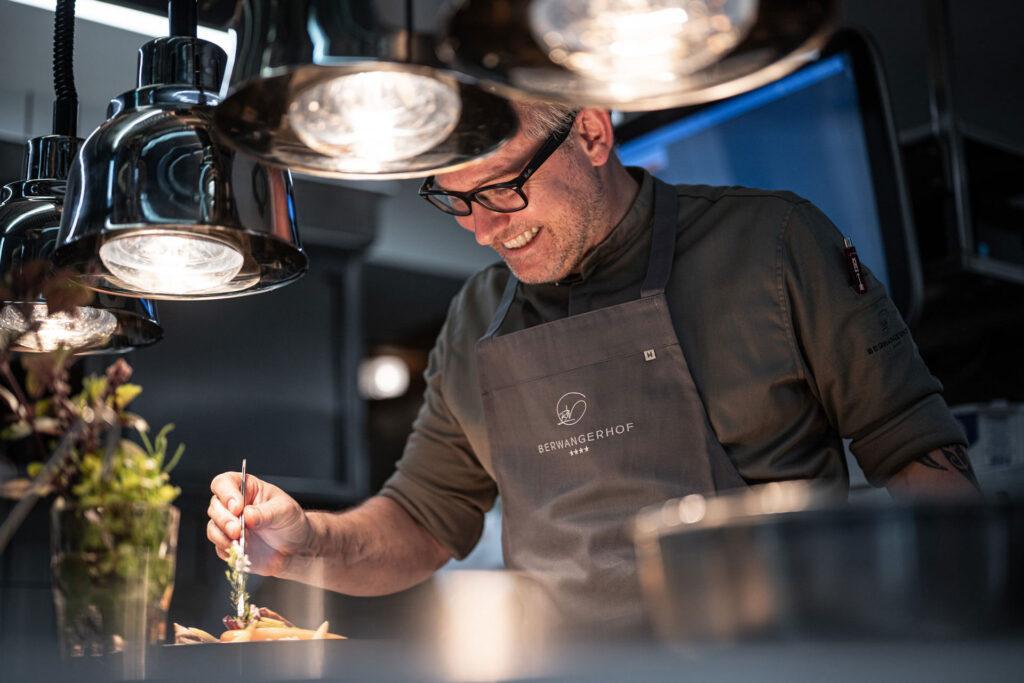 The head chef at the Bergwangerhof cooks with regional ingredients