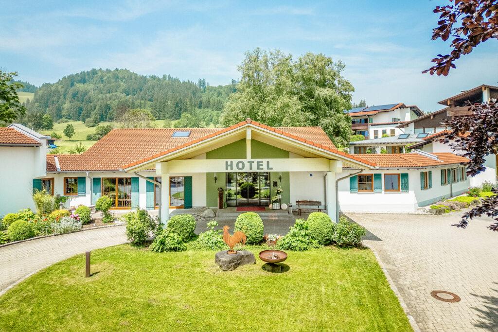 Exterior shot of the Landhotel Gockelwirt in the Allgäu region in the summer