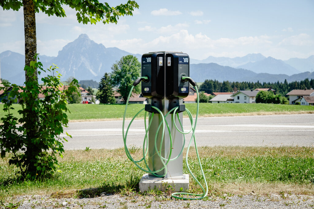 E-Ladesäule vom Landhotel Gockelwirt vor dem Allgäu Panorama