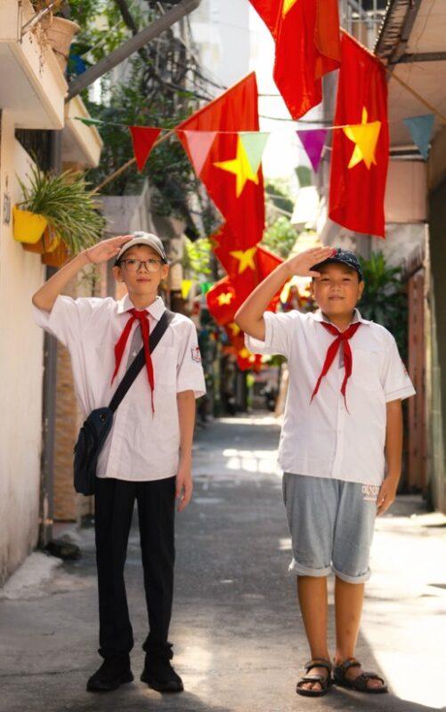 2 Schüler vor Vietnam-Fahnen
