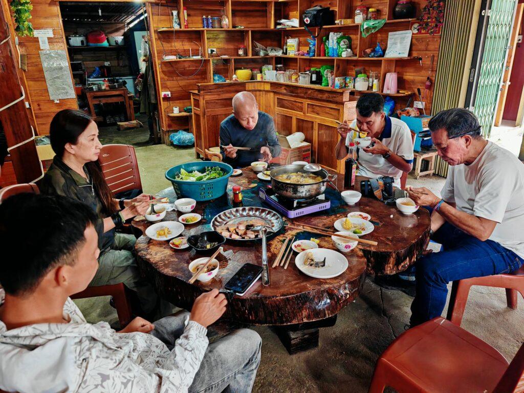 VIetnamesen sitzen am Tisch und Essen