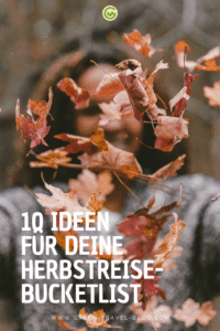 Im Vordergrund schweben herbstliche, braune und orangefarbene Ahornblätter in der Luft. Dahinter steht eine Person mit langen Haaren. Der Hintergrund ist unscharf und zeigt herbstliche Farben. Unten im Bild steht in großen, weißen Großbuchstaben: '10 IDEEN FÜR DEINE HERBSTREISE-BUCKETLIST'.