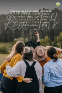 Eine Gruppe von Menschen steht eng beieinander auf einer Wiese und hält ein Smartphone in die Höhe, um ein gemeinsames Selfie aufzunehmen. Im oberen Bildbereich steht in weißer Schrift: 'SOCIAL MEDIA AUF REISEN: ÜBER VIRALE FOTOSPOTS, VERANTWORTUNG BEIM POSTEN UND ECHTEN GEHEIMTIPPS VON HOTELIERS, DIE KEINEN SCHADEN ANRICHTEN'.